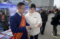 <b>这是工做人员正在勾当现场为市平易近金融范畴</b>